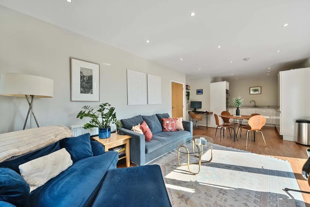 2 bed flat for sale, Boundaries Road, London, SW12