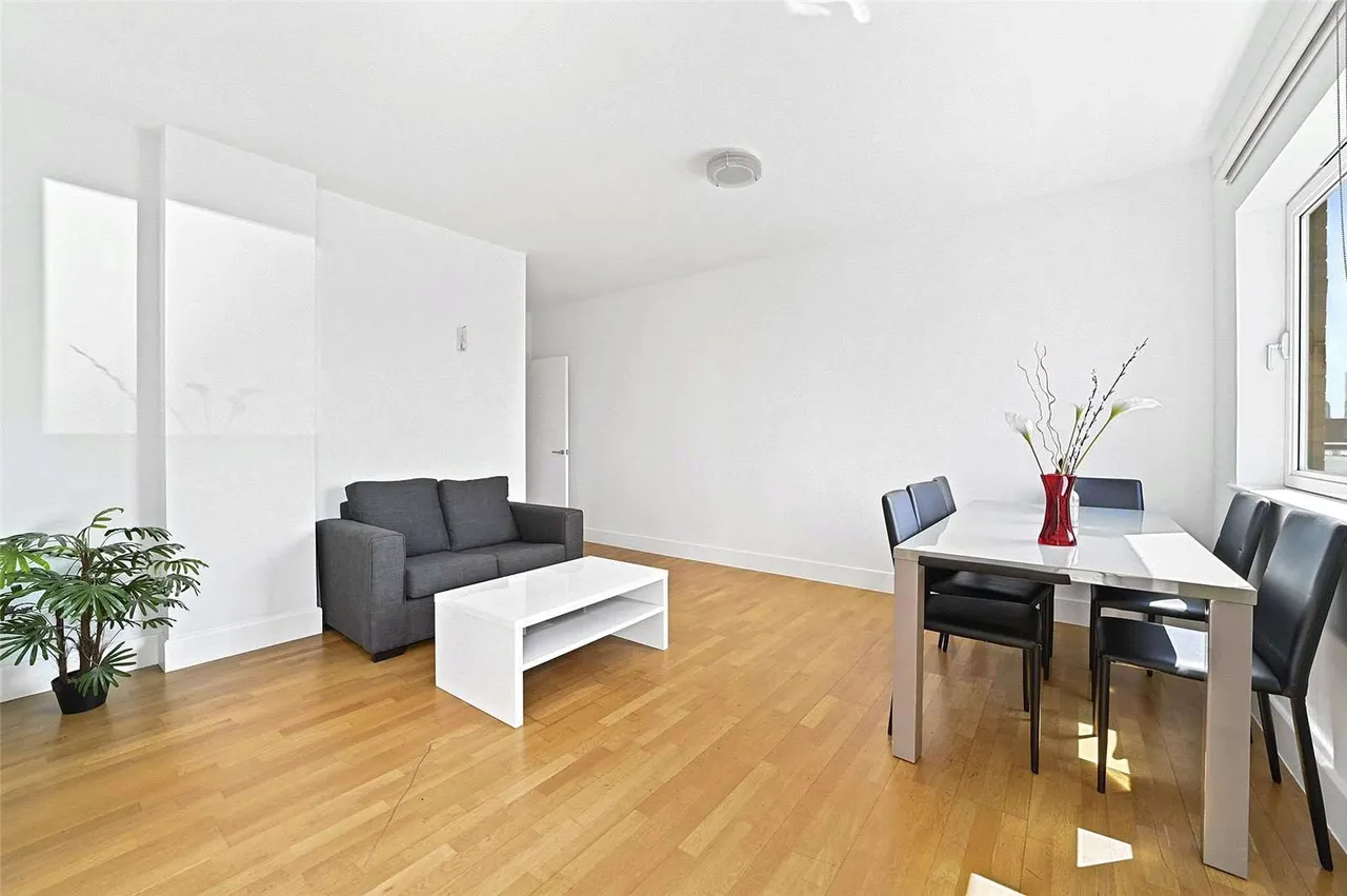 3 bed flat to rent, Artichoke Hill, London, E1W