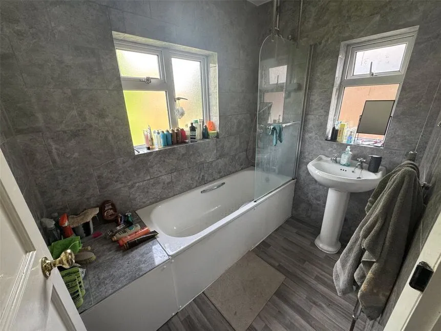 Bond Street, Englefield Green, Surrey, TW20, photo 4