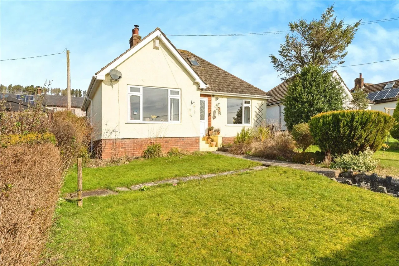 3 bed house for sale, London Road, Trelawnyd, LL18