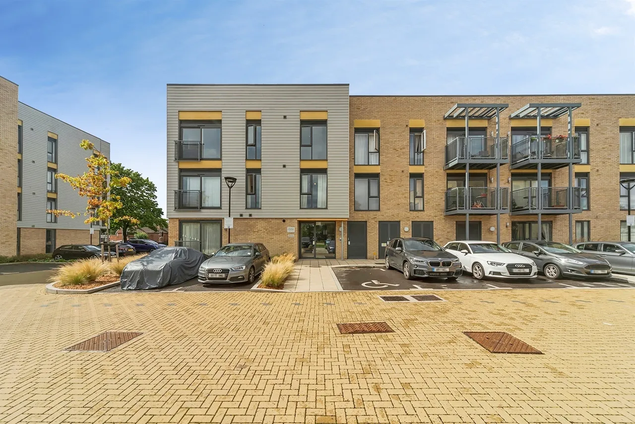 2 bed flat for sale — Allwoods Place, Hitchin