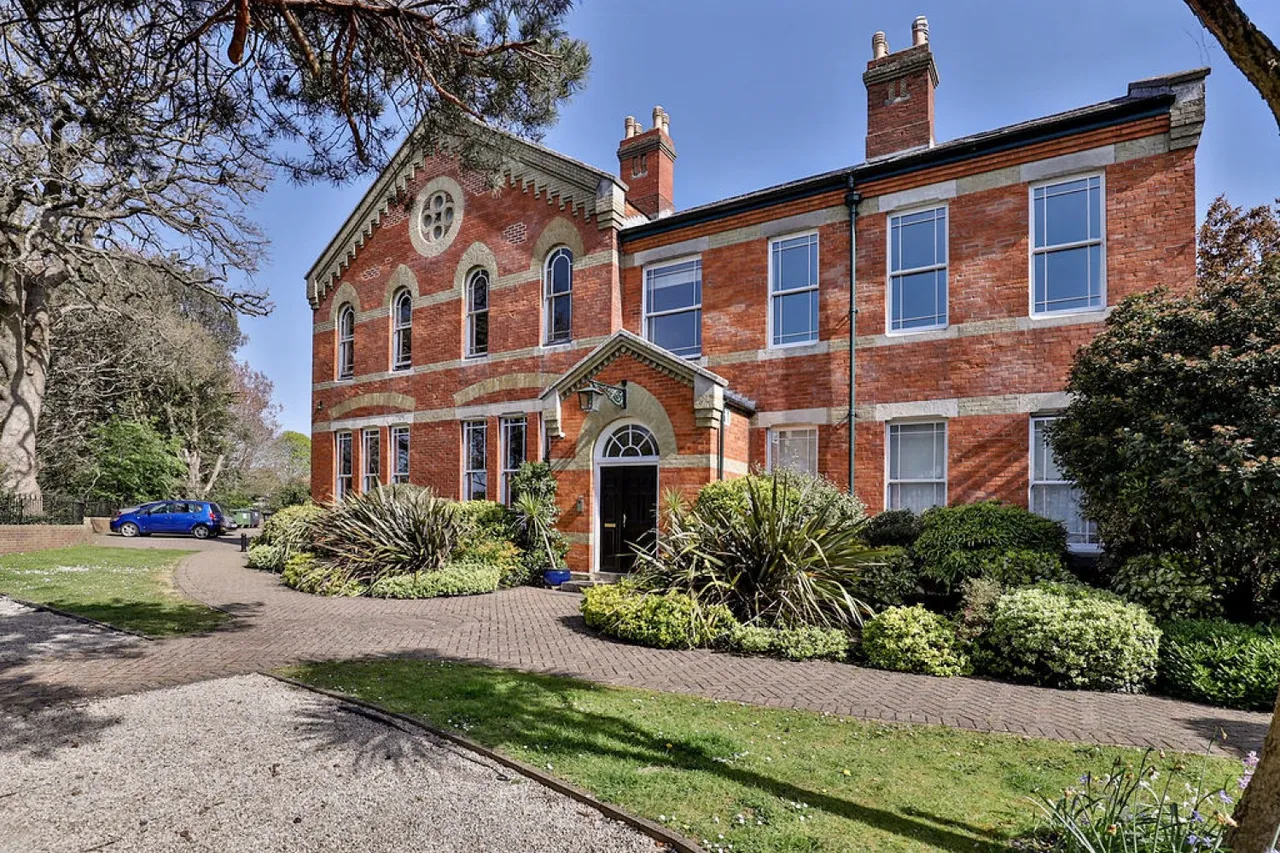 3 bed flat for sale — Dragoon Way, Christchurch