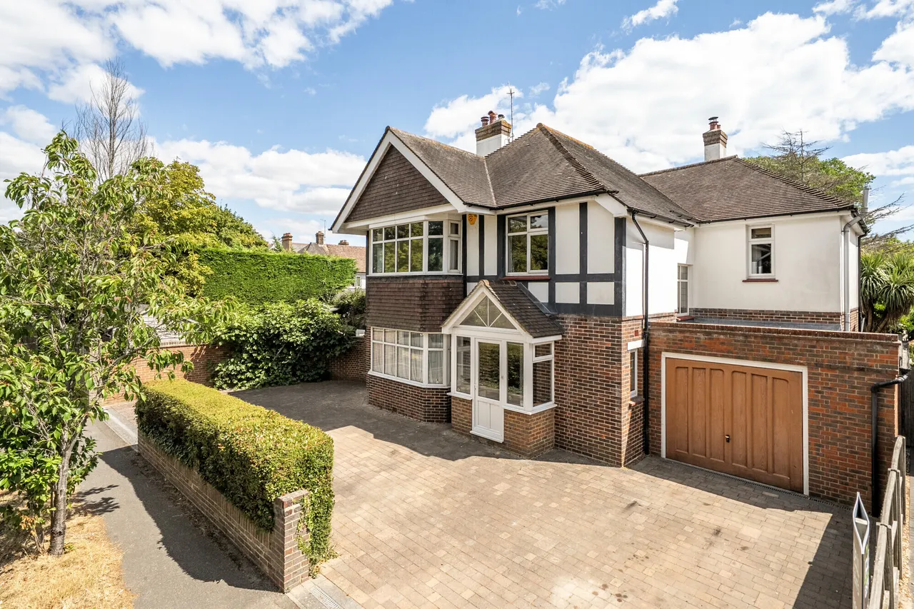 5 bed house for sale — Silverston Avenue, Bognor Regis, PO21