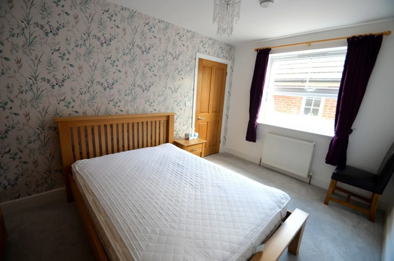 Feltham Hill Road, Ashford, photo 6