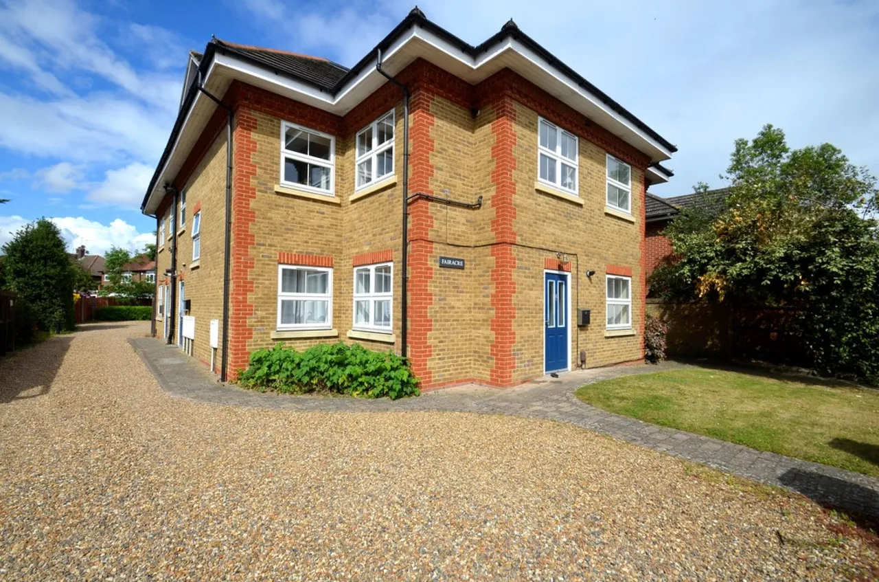 2 bed flat to rent, Feltham Hill Road, Ashford