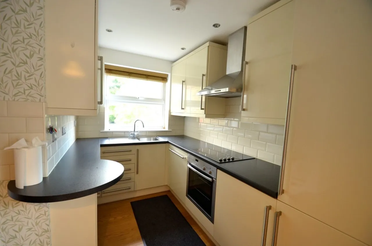 Feltham Hill Road, Ashford, photo 3