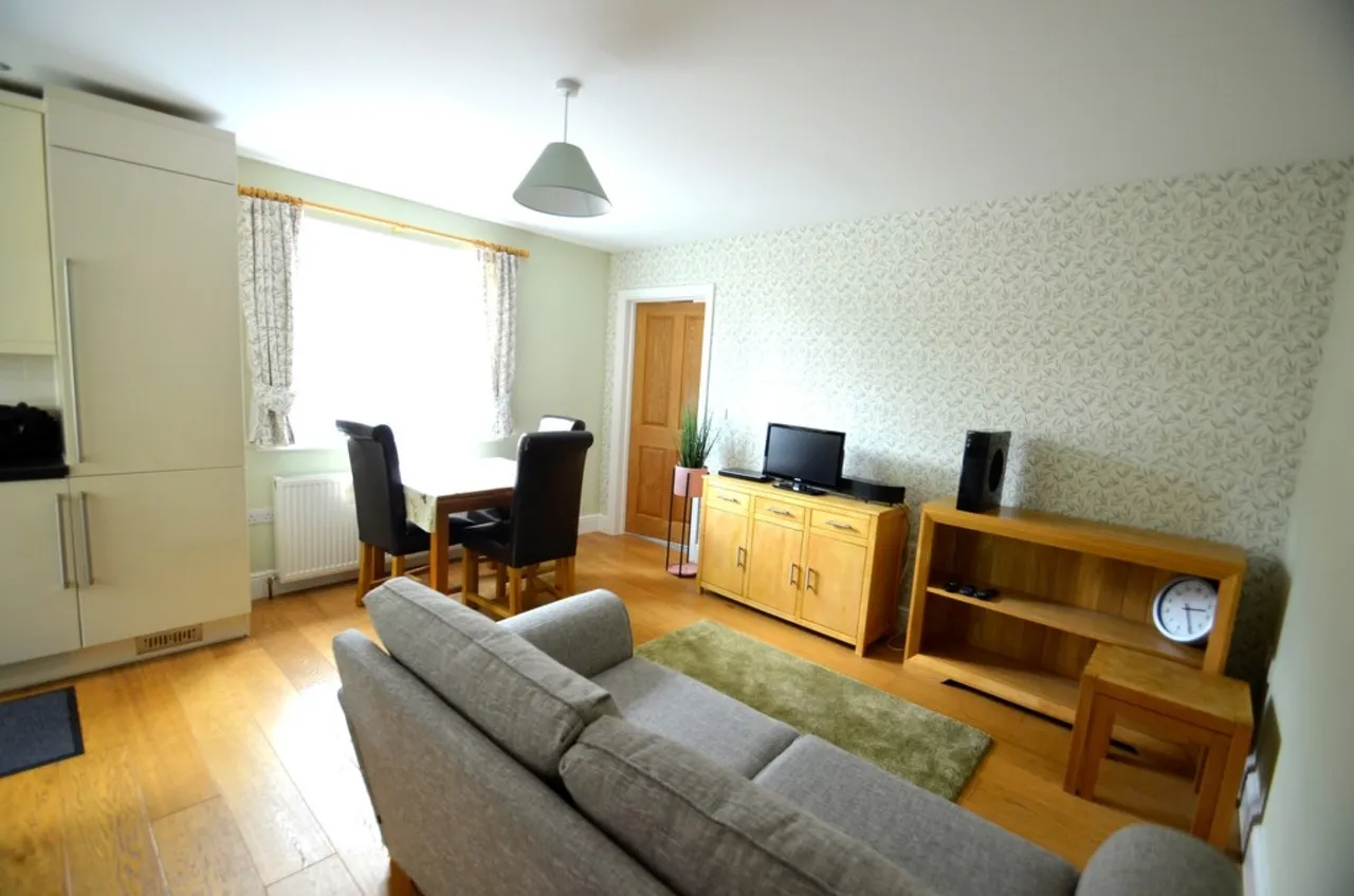 Feltham Hill Road, Ashford, photo 2