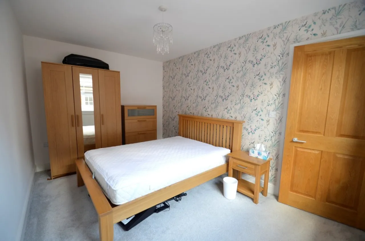 Feltham Hill Road, Ashford, photo 5