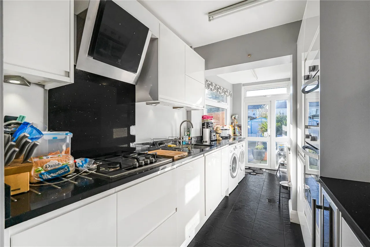 Wills Crescent, Whitton, TW3, photo 9