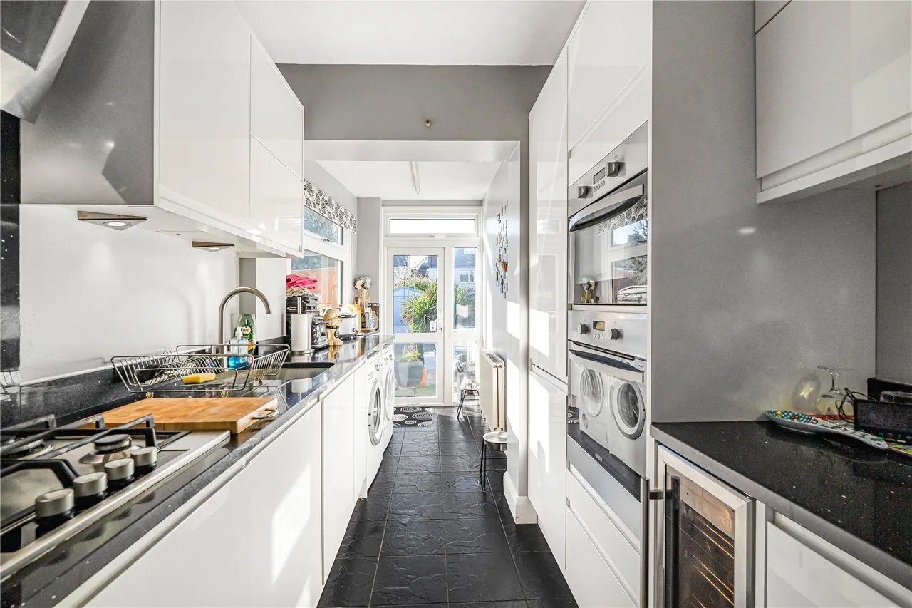 Wills Crescent, Whitton, TW3, photo 3