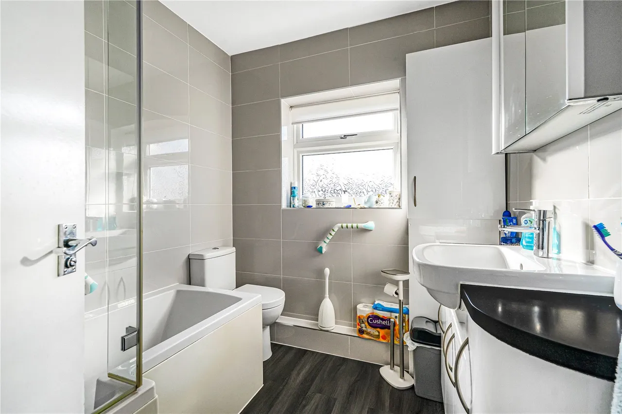 Wills Crescent, Whitton, TW3, photo 11