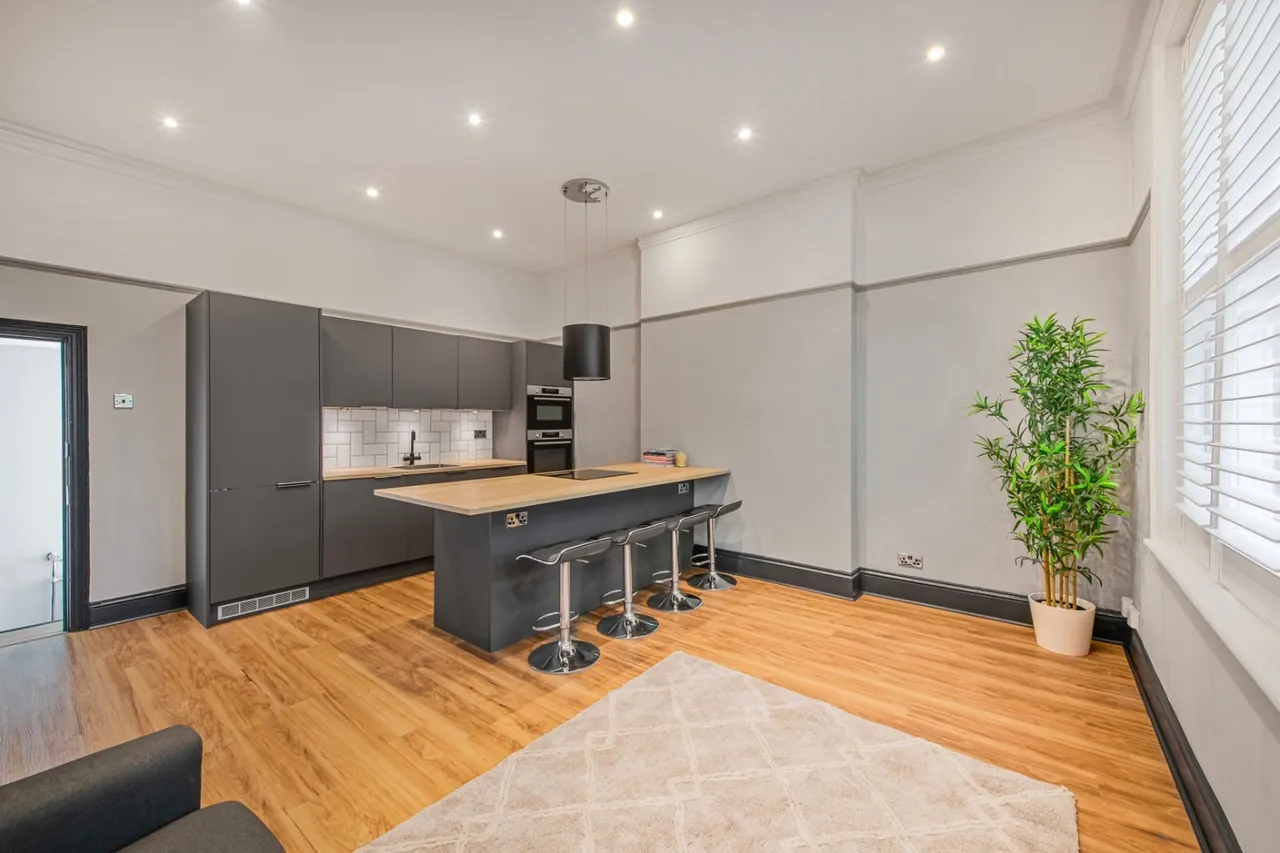 West Hill Road, London, SW18, photo 2