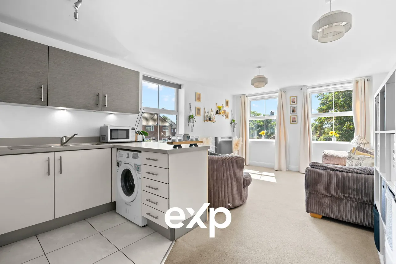 Latchmere Place, Ashford, TW15, photo 6