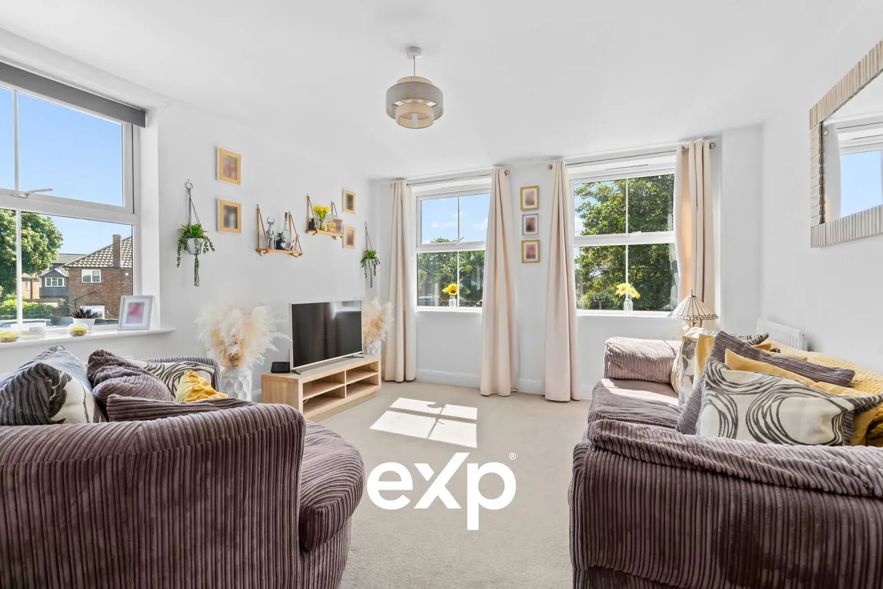 Latchmere Place, Ashford, TW15, photo 2