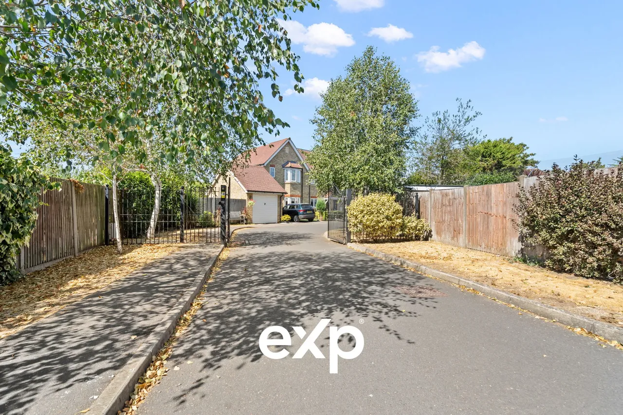 Latchmere Place, Ashford, TW15, photo 3