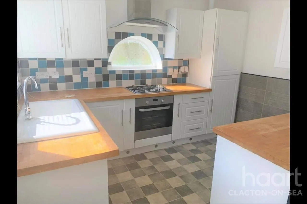 2 bed house to rent, Thorpe Road, CO15