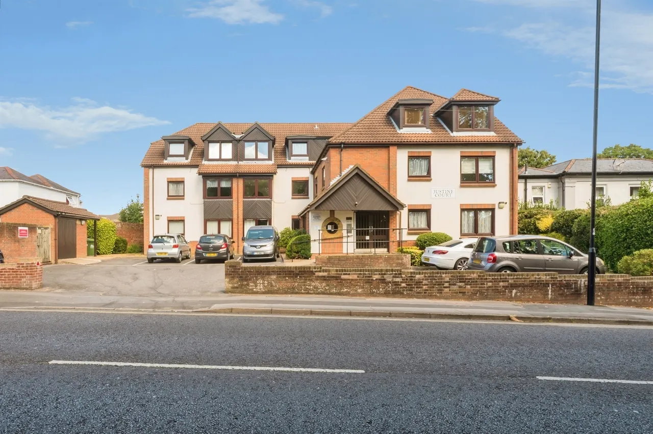 1 bed flat for sale — Bitterne Road East, Southampton