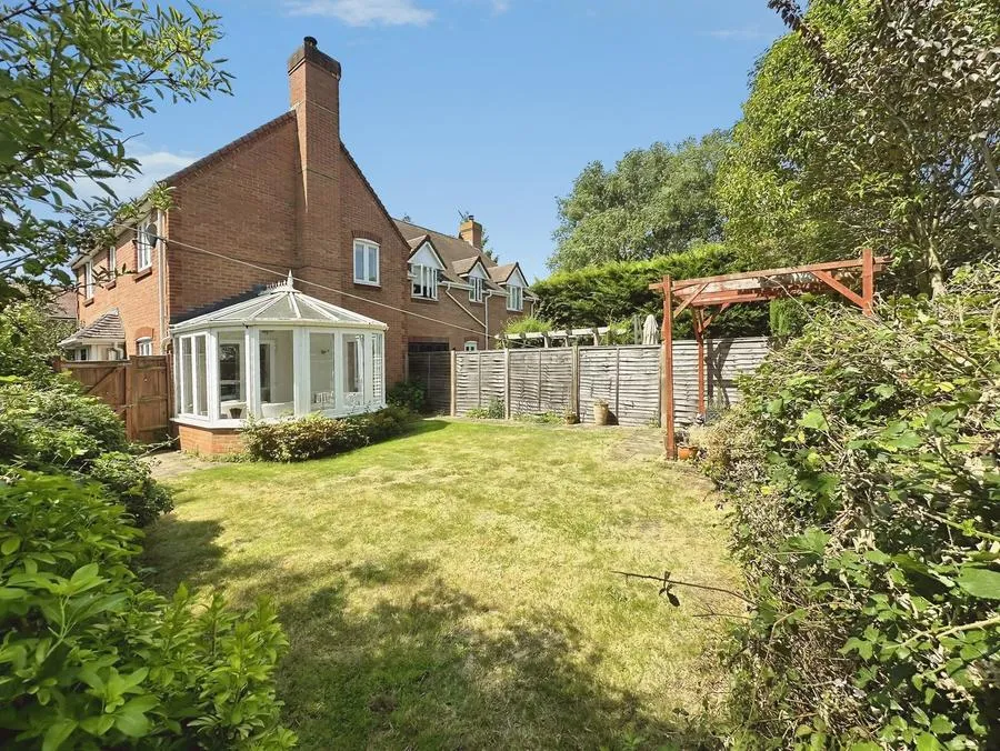 Knight Close, Crookham Village, GU51, photo 2