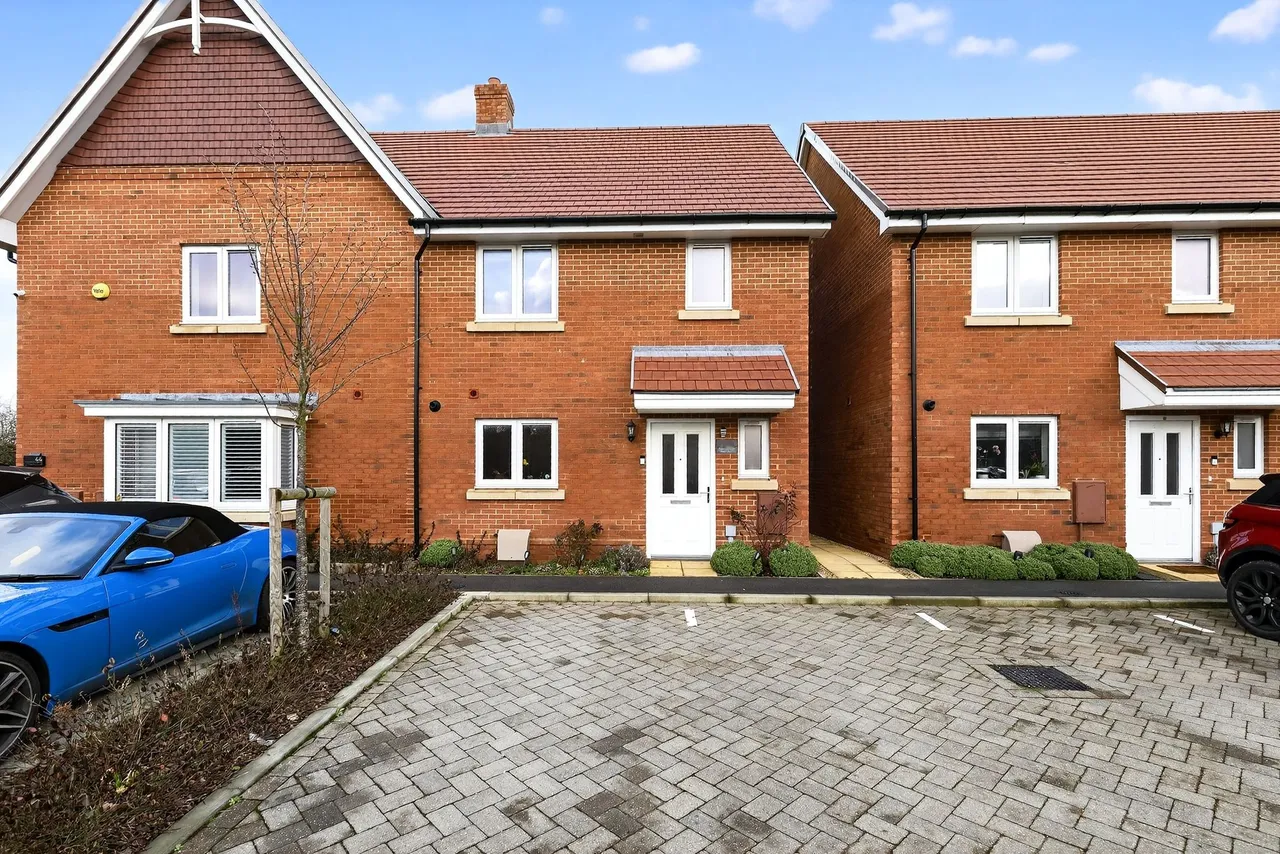 3 bed property for sale, Pasteur Avenue, Faygate, RH12