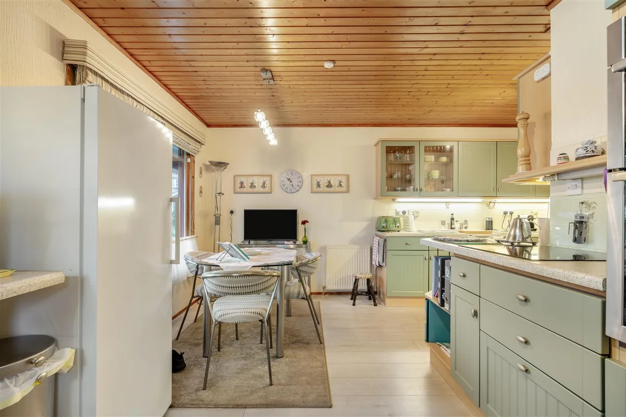 Whitefields Drive, Richmond, photo 4