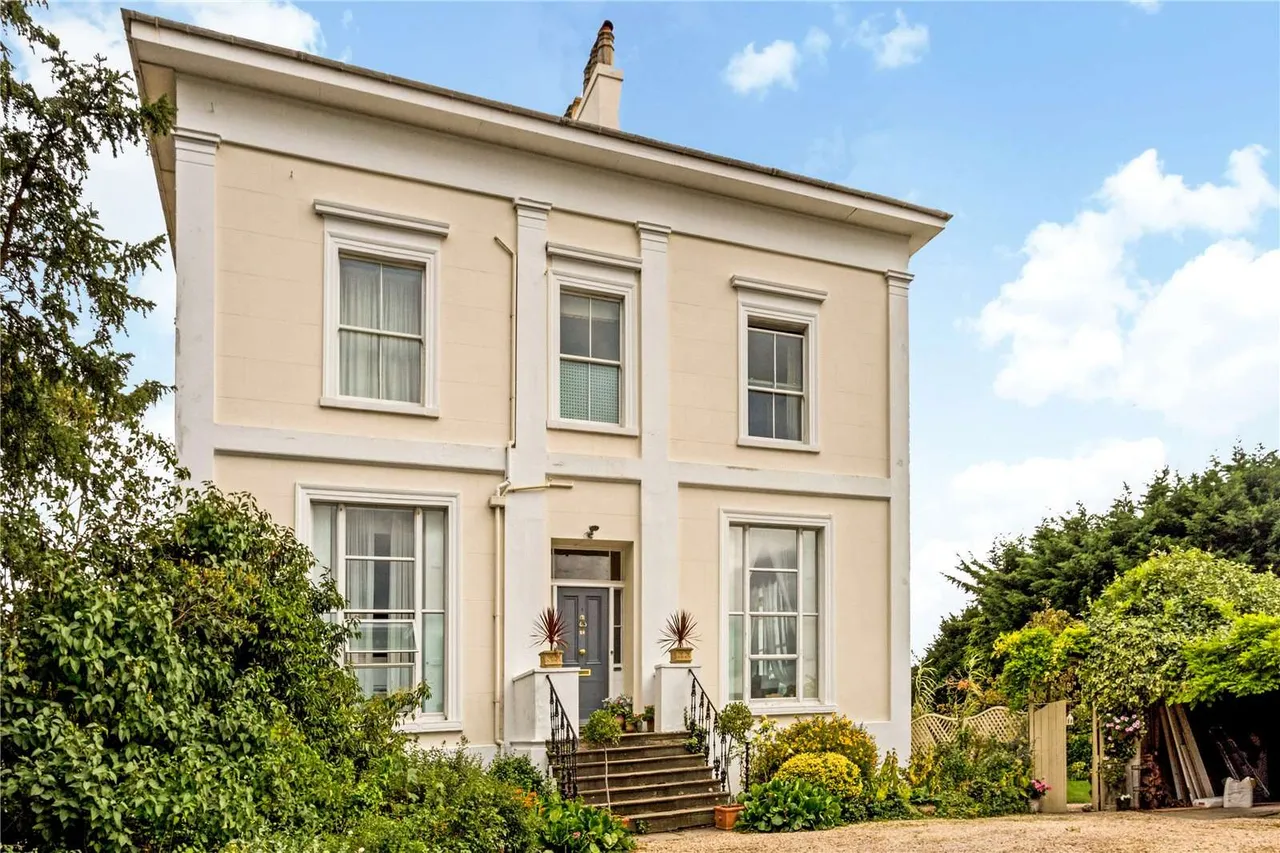 2 bed flat for sale, Warden Hill Road, Cheltenham, GL51