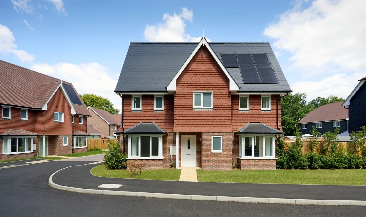 3 bed house for sale — Spring Bank, Haywards Heath