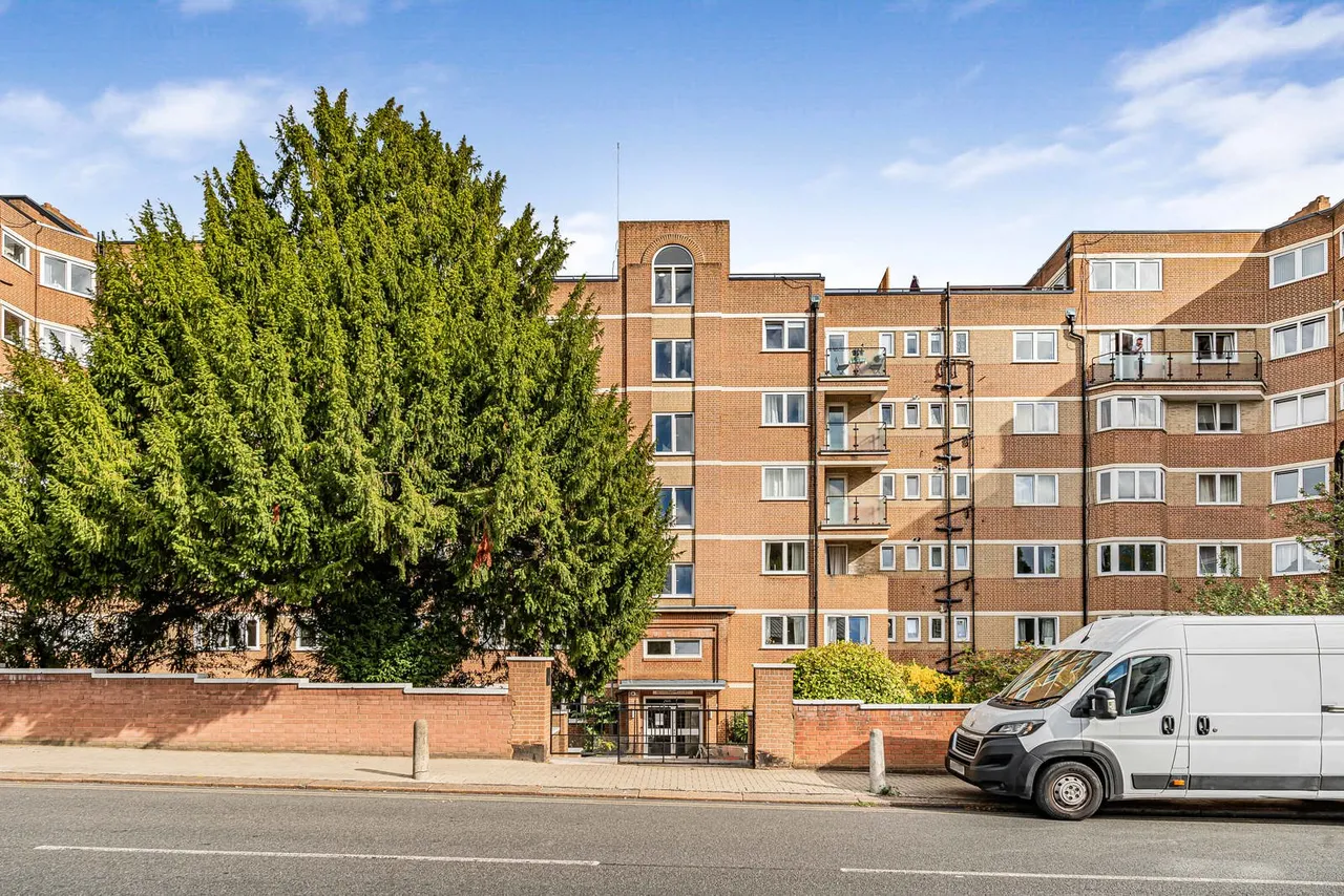 2 bed flat for sale, Upper Richmond Road, London, SW15