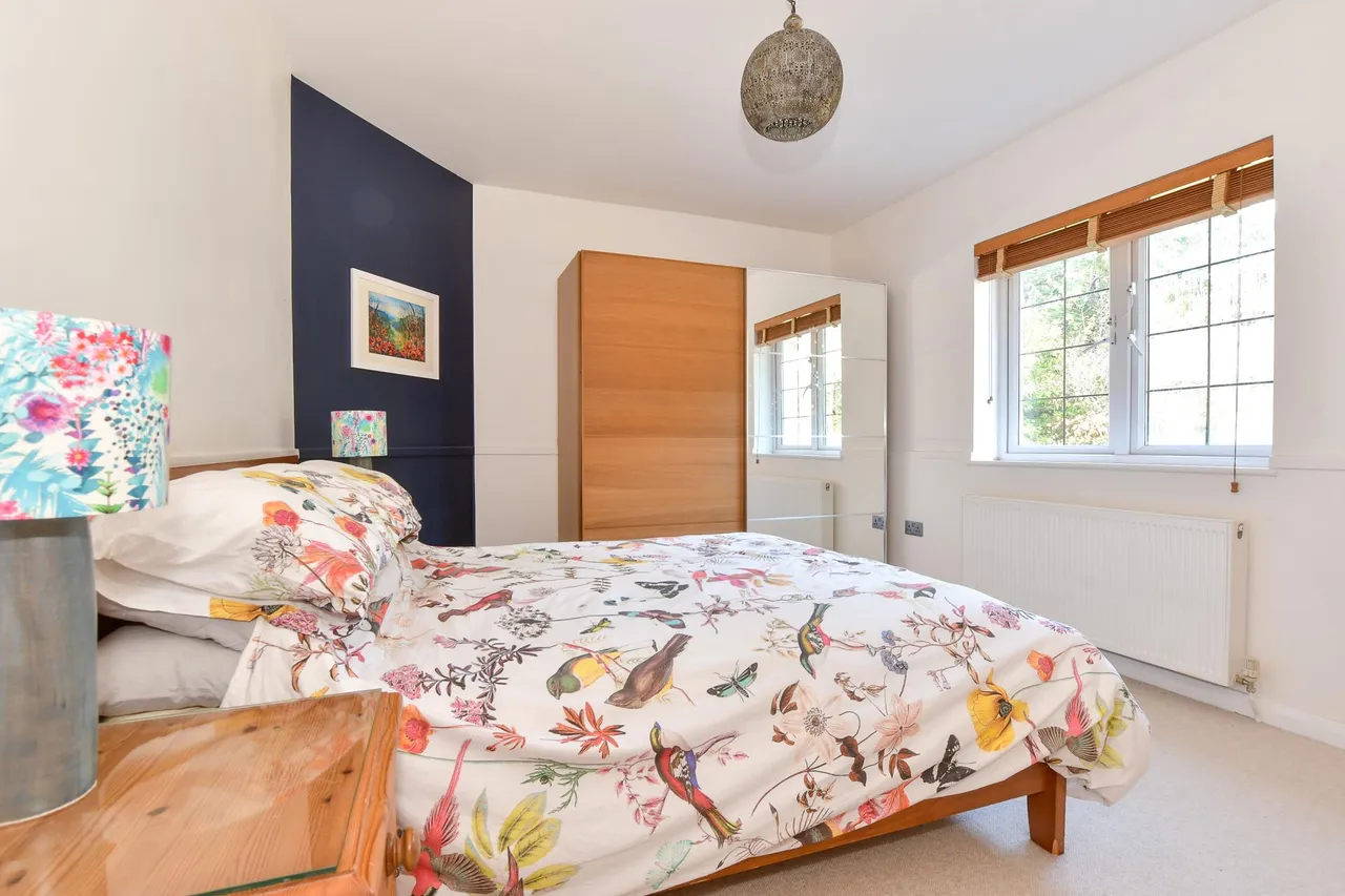 Fishbourne, PO33, photo 9