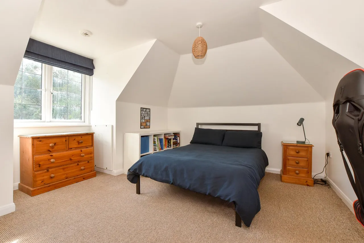 Fishbourne, PO33, photo 10