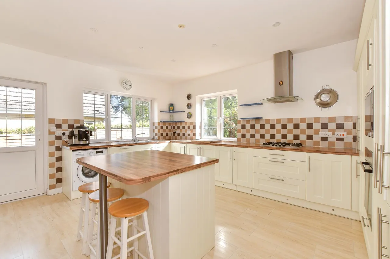 Fishbourne, PO33, photo 2