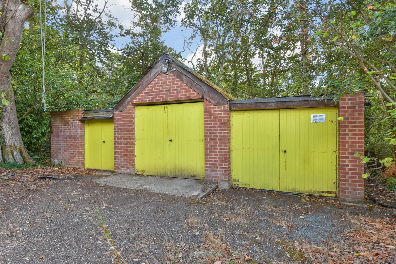 Fishbourne, PO33, photo 13