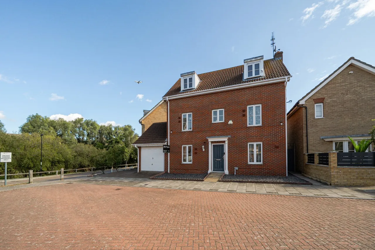 Newacres Road, SE28, photo 23
