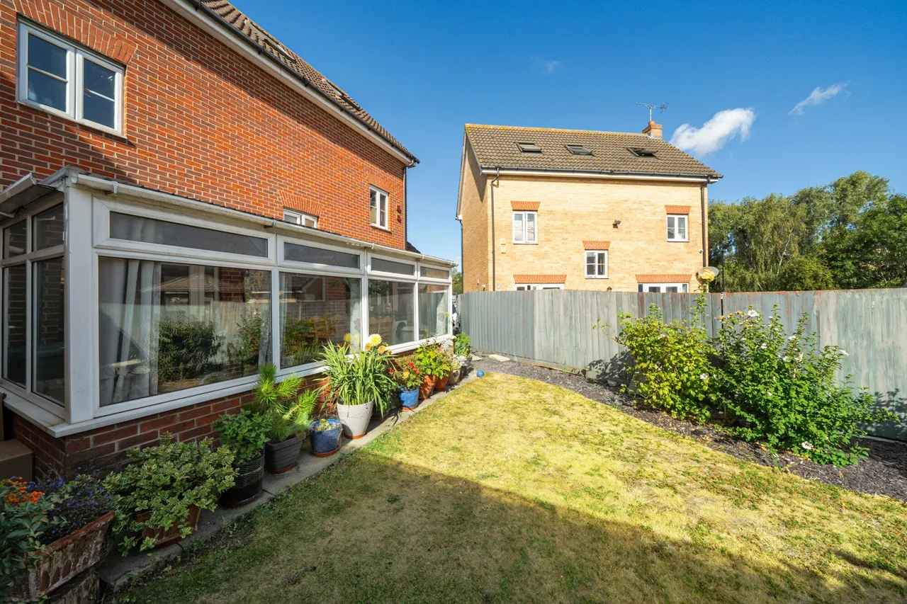 Newacres Road, SE28, photo 10