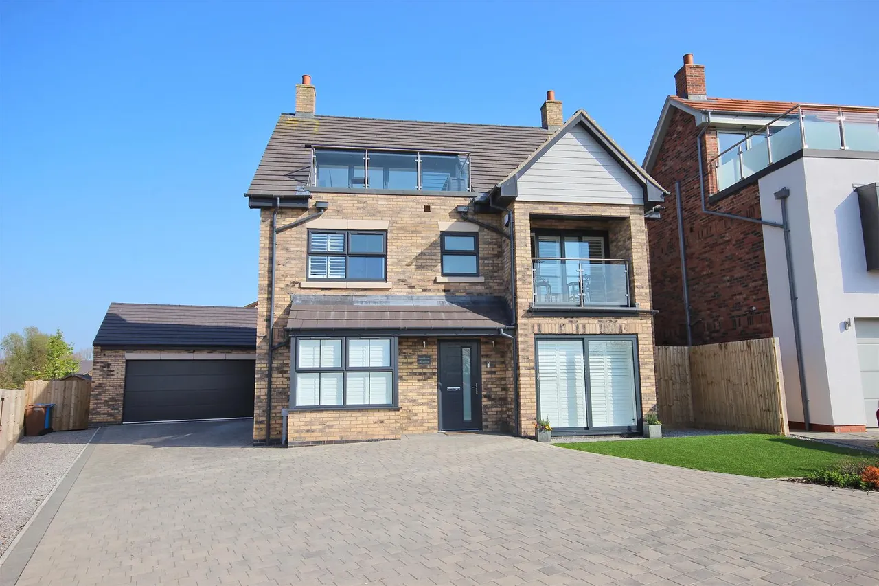 5 bed property for sale — Eyre Grove, Hull Road, Hornsea