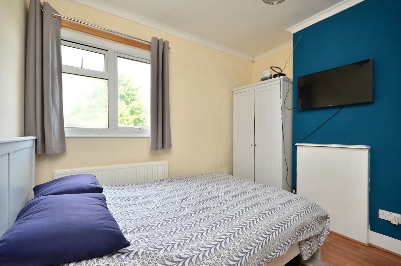 Mitcham, CR4, photo 2