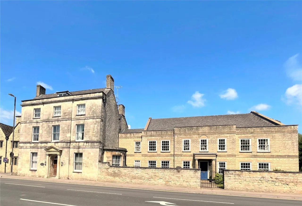 2 bed flat for sale, London Road, Cirencester, GL7