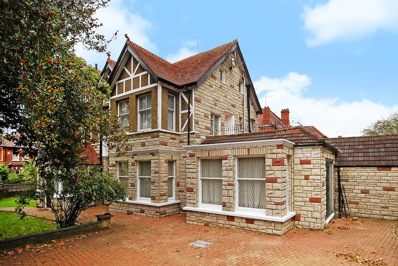6 bed house for sale — 63 Teignmouth Road, London