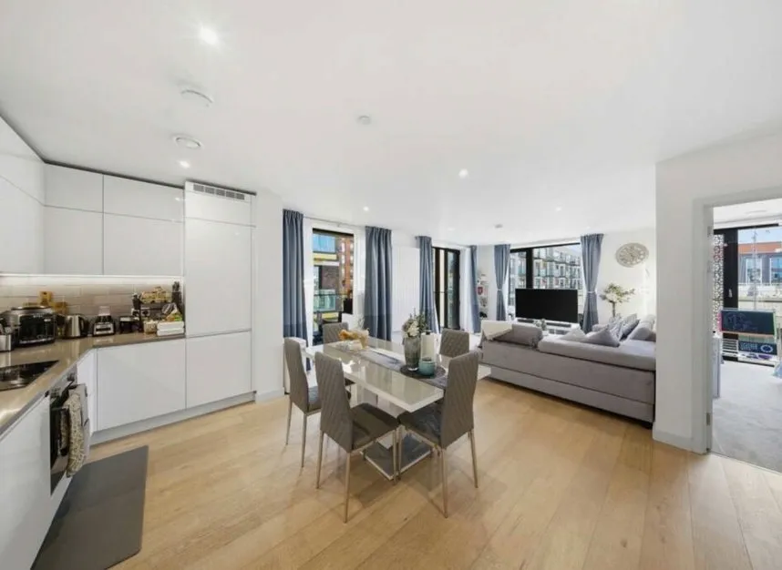 2 bed flat for sale — Clipper Street, Royal Wharf, E16