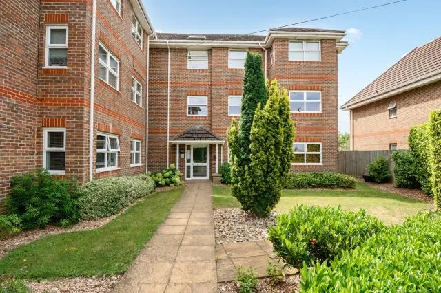 2 bed flat for sale, Barker Road, Chertsey, KT16