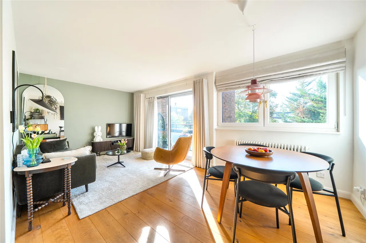 2 bed flat for sale, Avenue Elmers, Surbiton, KT6