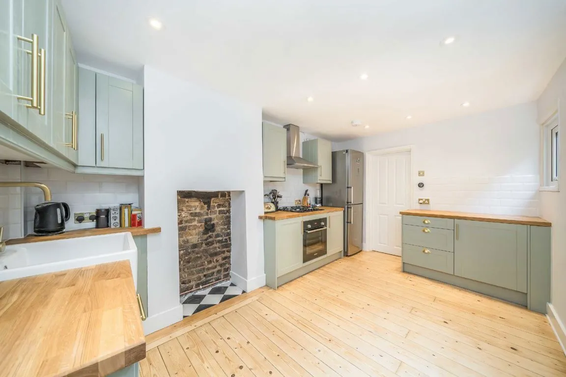 3 bed property to rent, Hambro Road, SW16