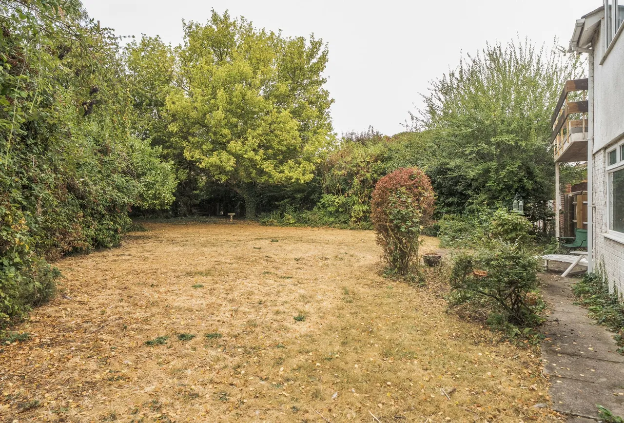 Abbots Court Drive, Gloucestershire, Twyning, GL20 6JJ, photo 3