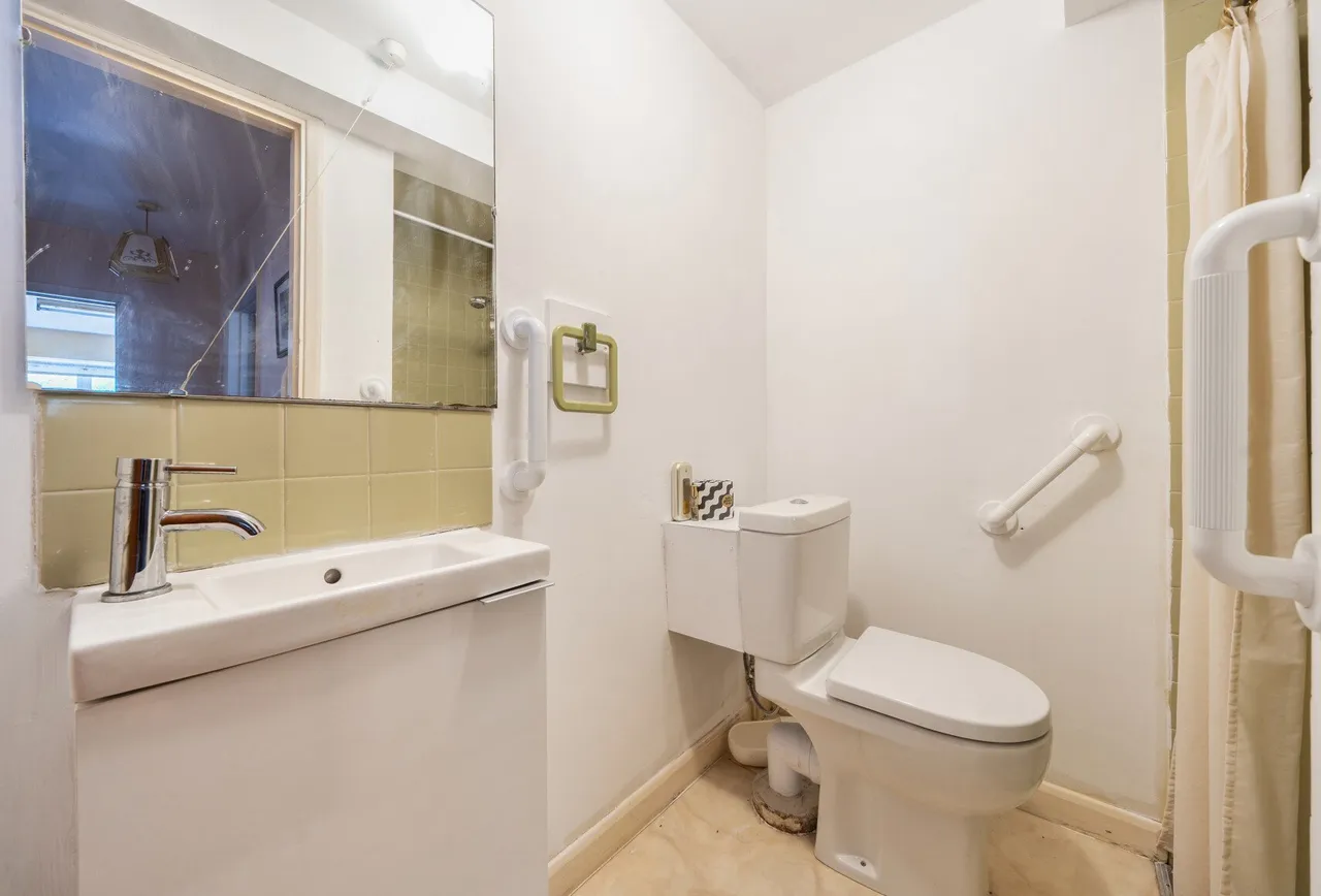 Abbots Court Drive, Gloucestershire, Twyning, GL20 6JJ, photo 6