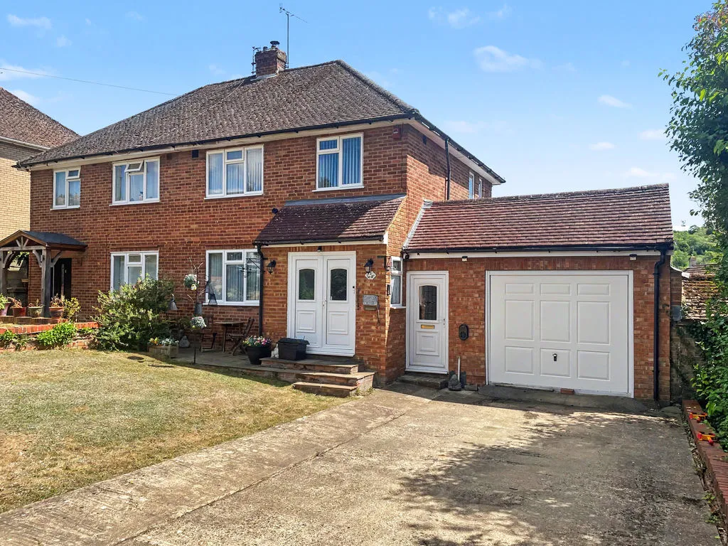 3 bed house for sale — Ashdown Road, High Wycombe HP13 7JD