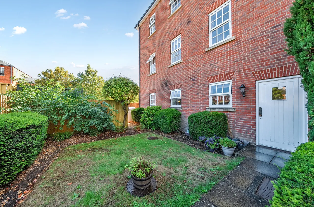 North Square, Knowle, PO17, photo 3