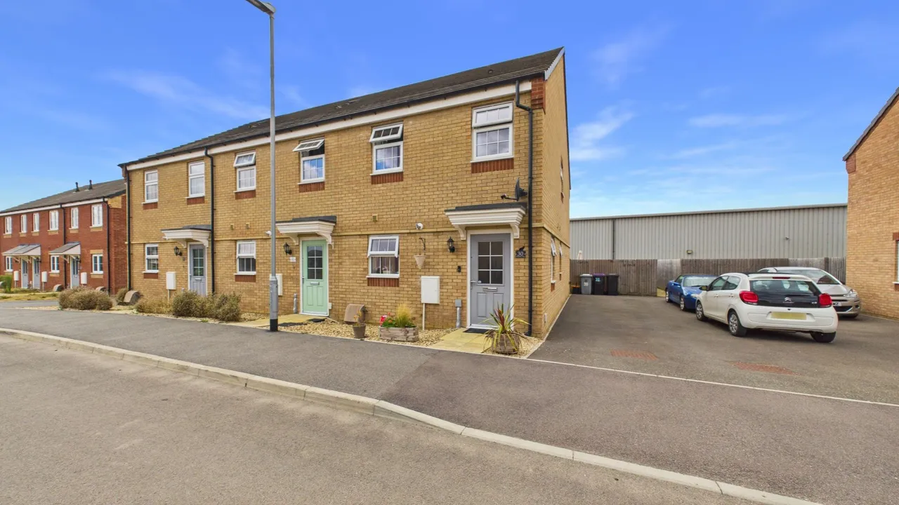 3 bed house for sale — Harrier Way, Market Deeping, Peterborough, PE6