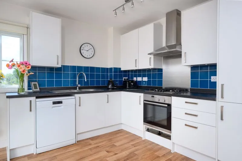 Alderson Grove Hersham, Walton-On-Thames KT12 5EG, photo 4