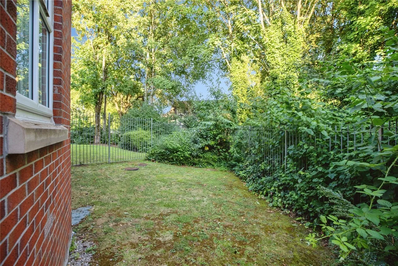 Bridgefield Drive, Bury, BL9, photo 17