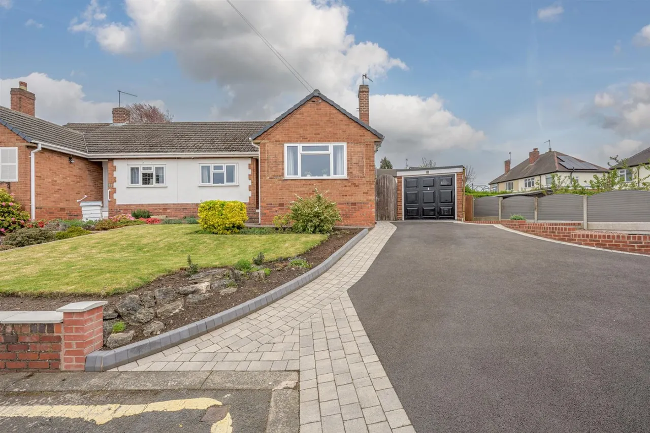 2 bed house for sale — Oakfield Close, Stourbridge, DY8 4BE