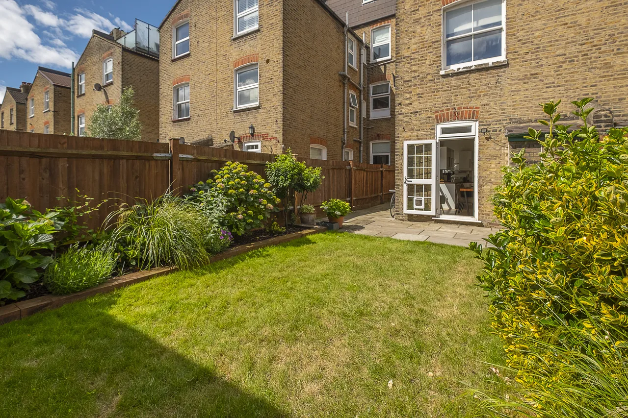 Garratt Lane, London, SW18, photo 3
